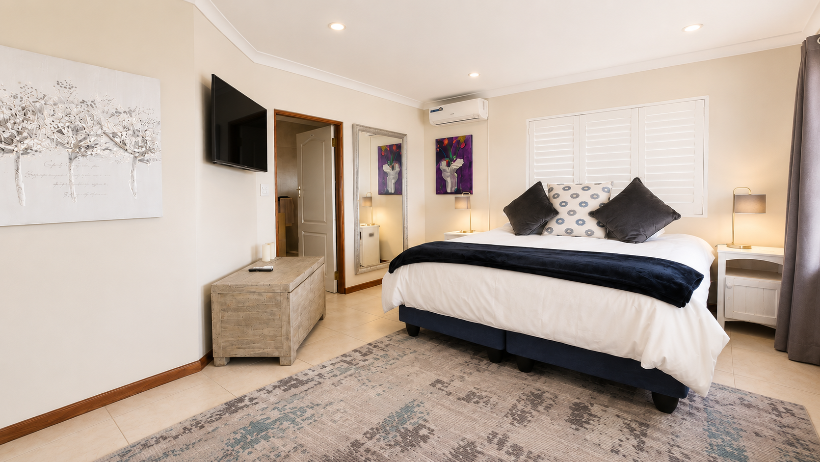 Ark de Triomphe bedroom with air conditioning